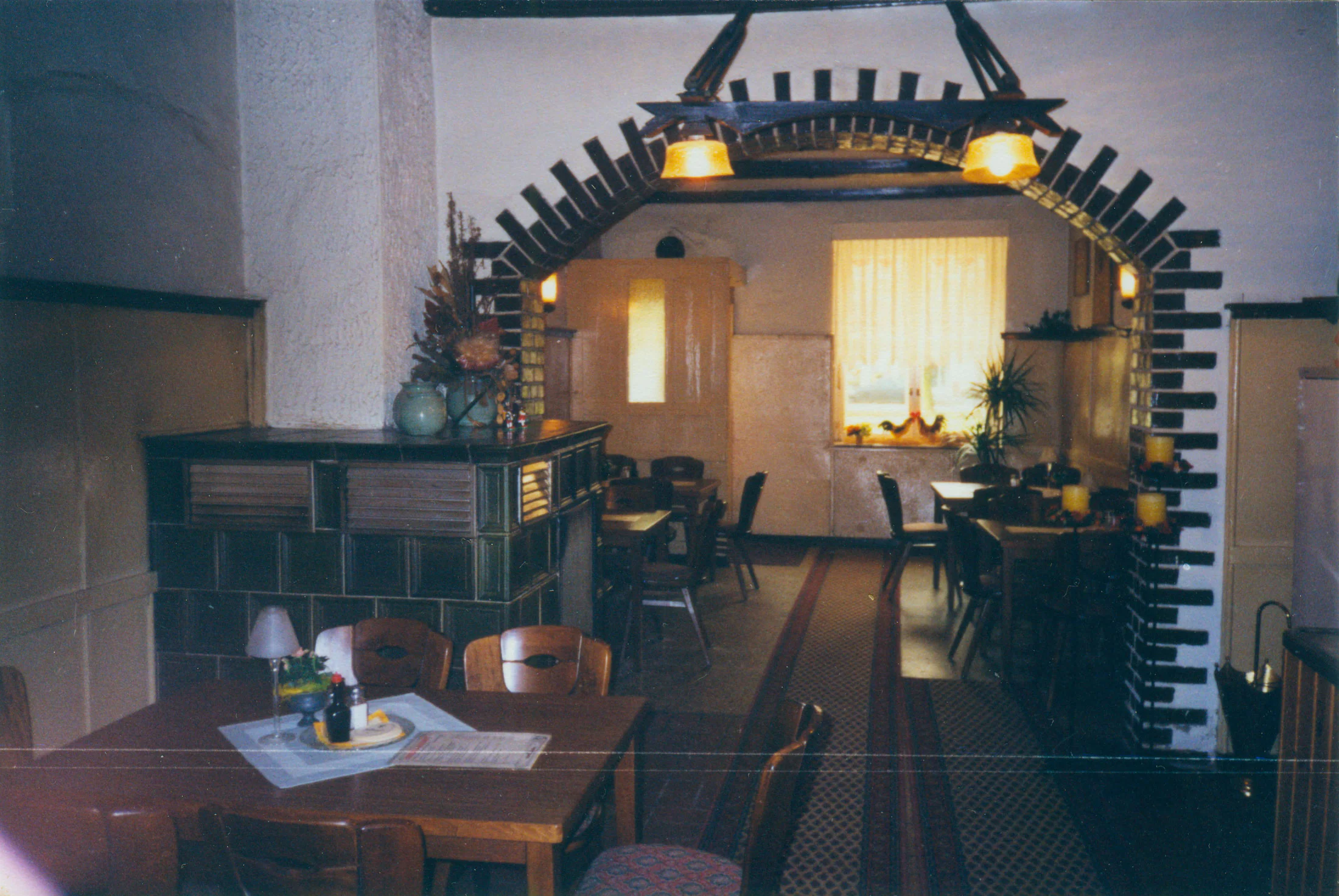 Früherer Gastraum mit Tischen und Kamin