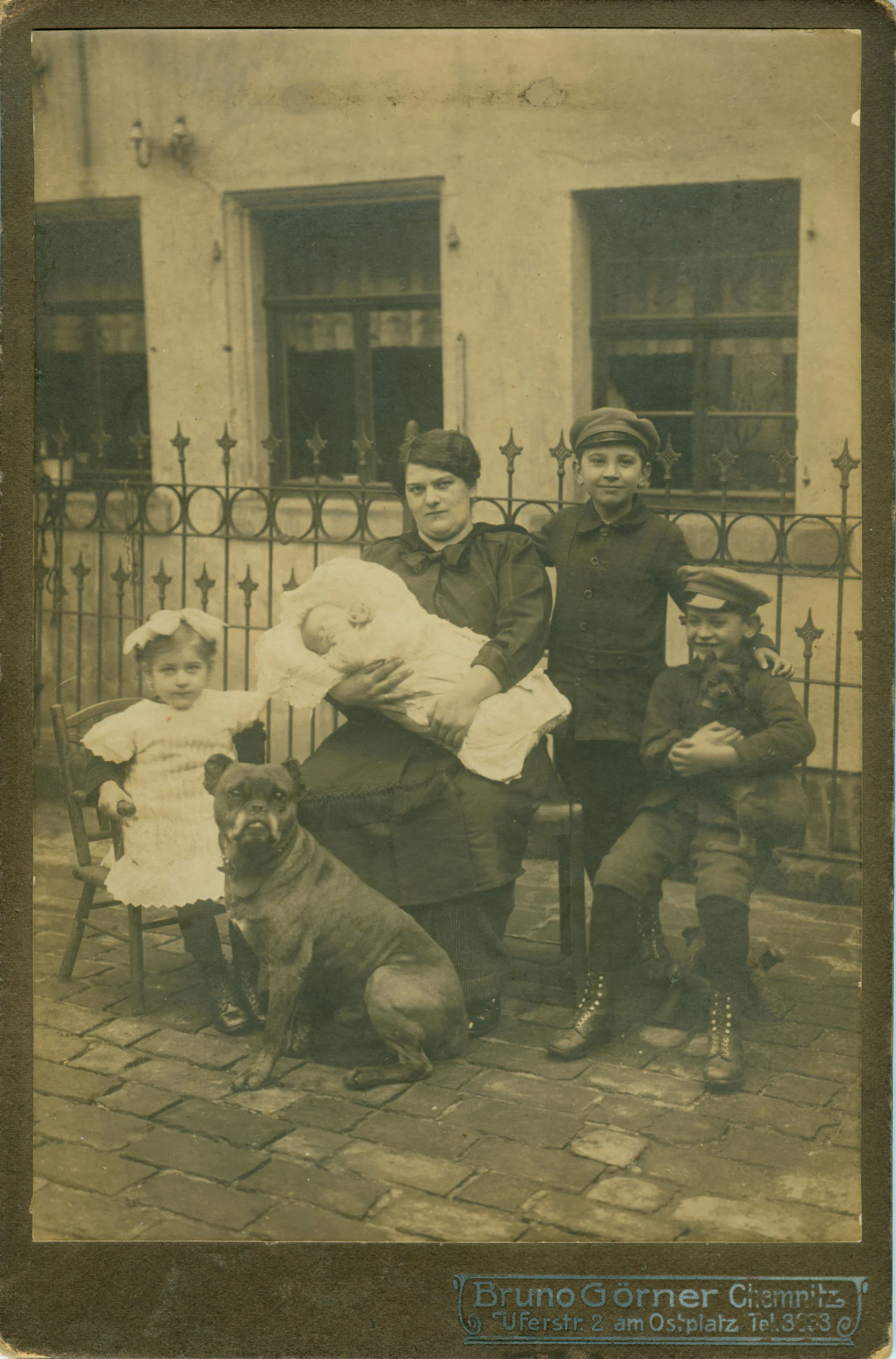 Familienaufnahme mit Kindern und Hund