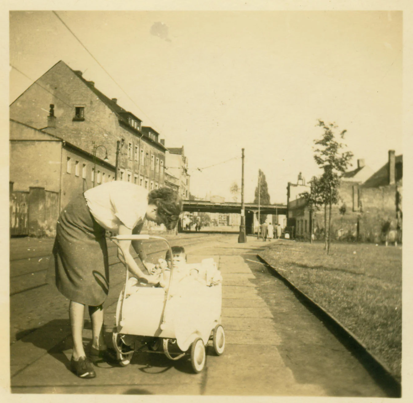 Historische Alltagsszene vor dem Betrieb