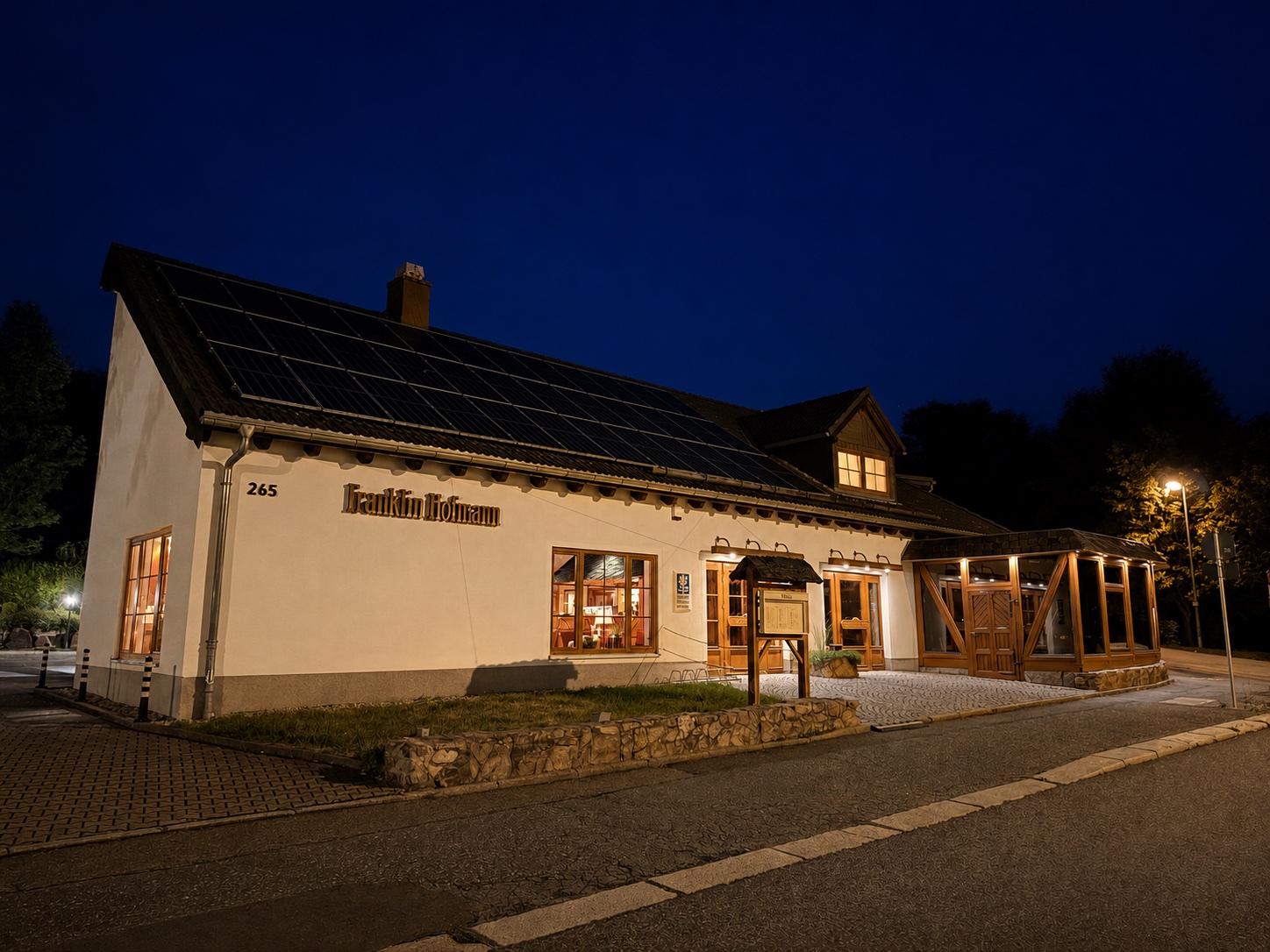 Stammhaus von Franklin Hofmann am Abend