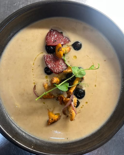 Cremige Suppe mit Pilzen, Kräutern und feiner Einlage