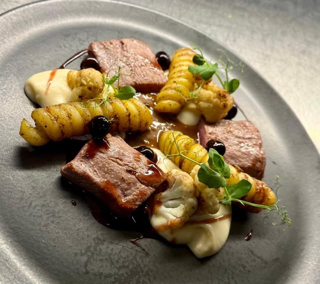 Fleischgericht mit Gnocchi, Blumenkohl und Kräutern